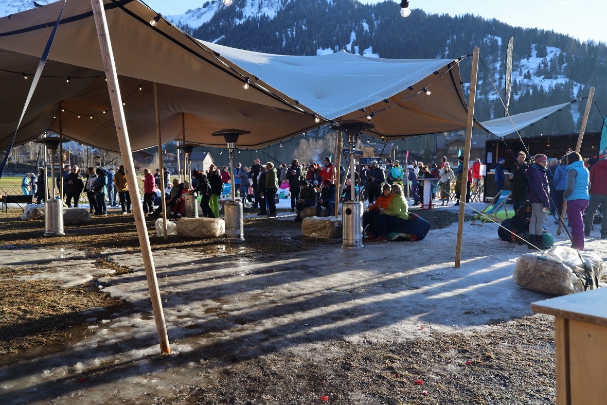 Noch in der Abendsonne füllte sich der Festplatz.