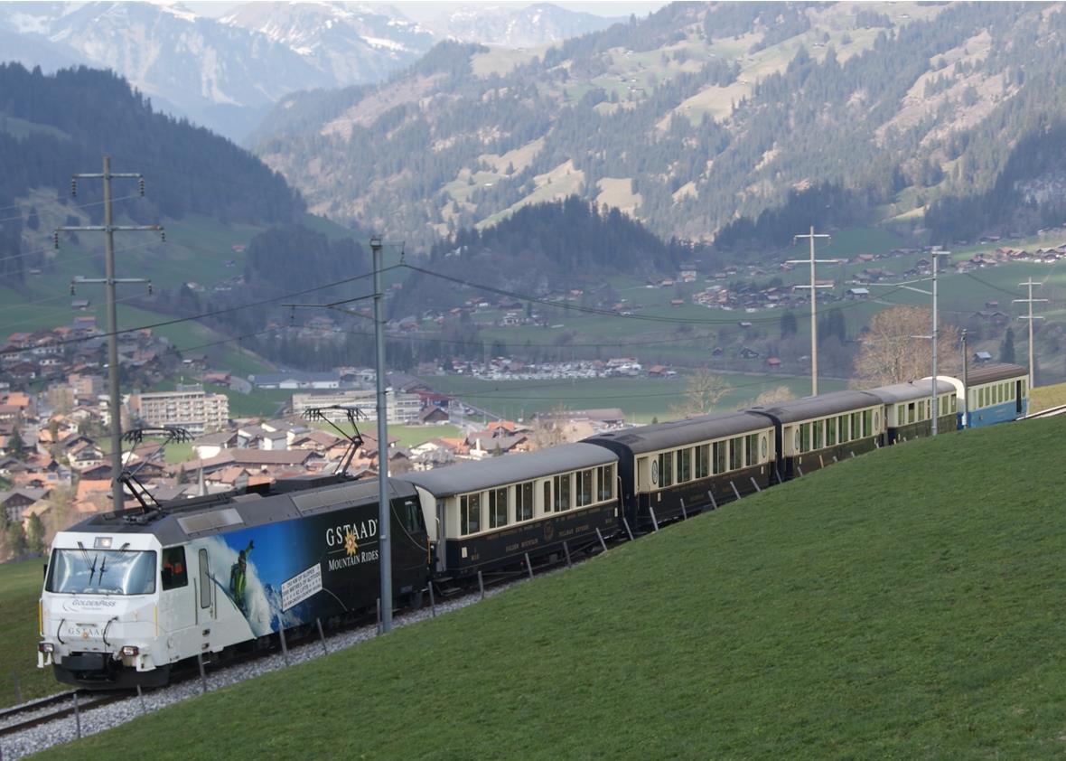 Vorläufiger Halt für geplantes Ferien-Resort in Zweisimmen Noch ist der Zug nicht abgefahren: Eine GOLDEN PASS CLASSIC-Komposition passiert auf seiner Fahrt vom Simmental an die Gestade des Lac Lemans das Gebiet des geplanten Ferien-Resorts «Halten» oberhalb von Zweisimmen.