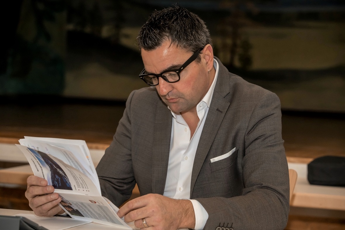 Noch kurz in die Botschaft einlesen, bevor es losgeht.