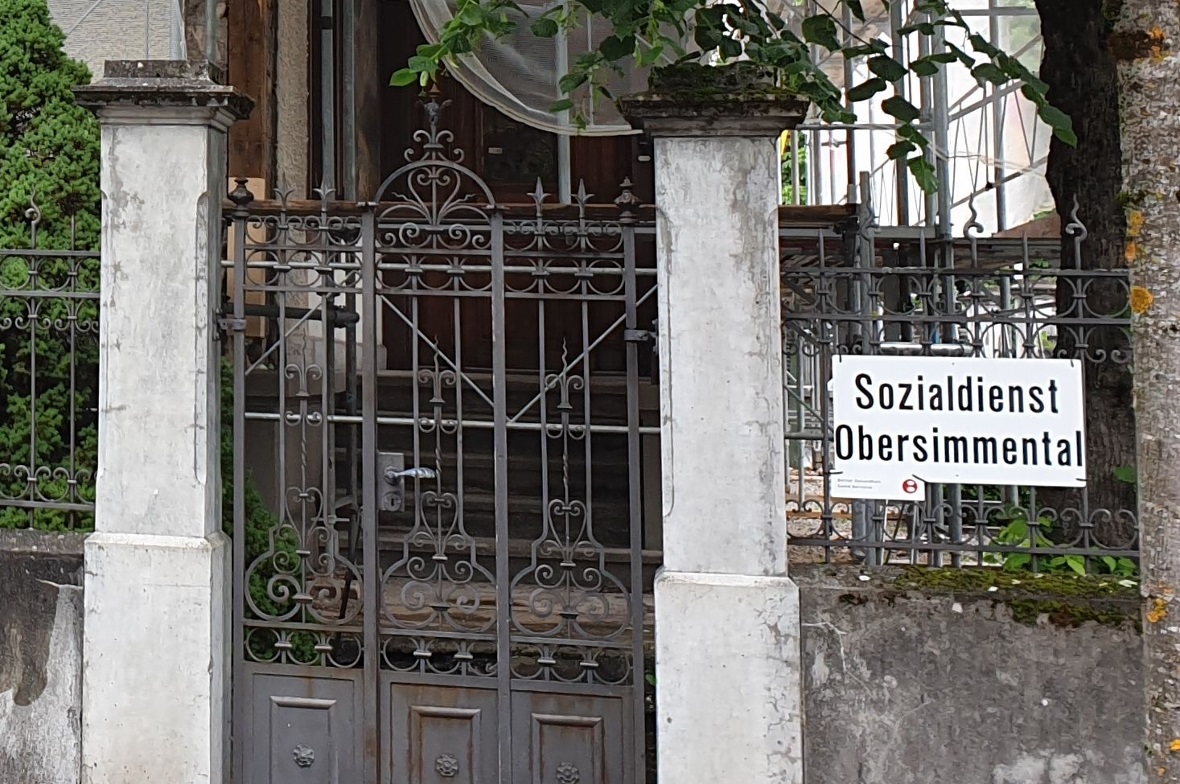 Noch sind die Büros des Sozialdienstes Obersimmental hinter einem Baugerüst vers...