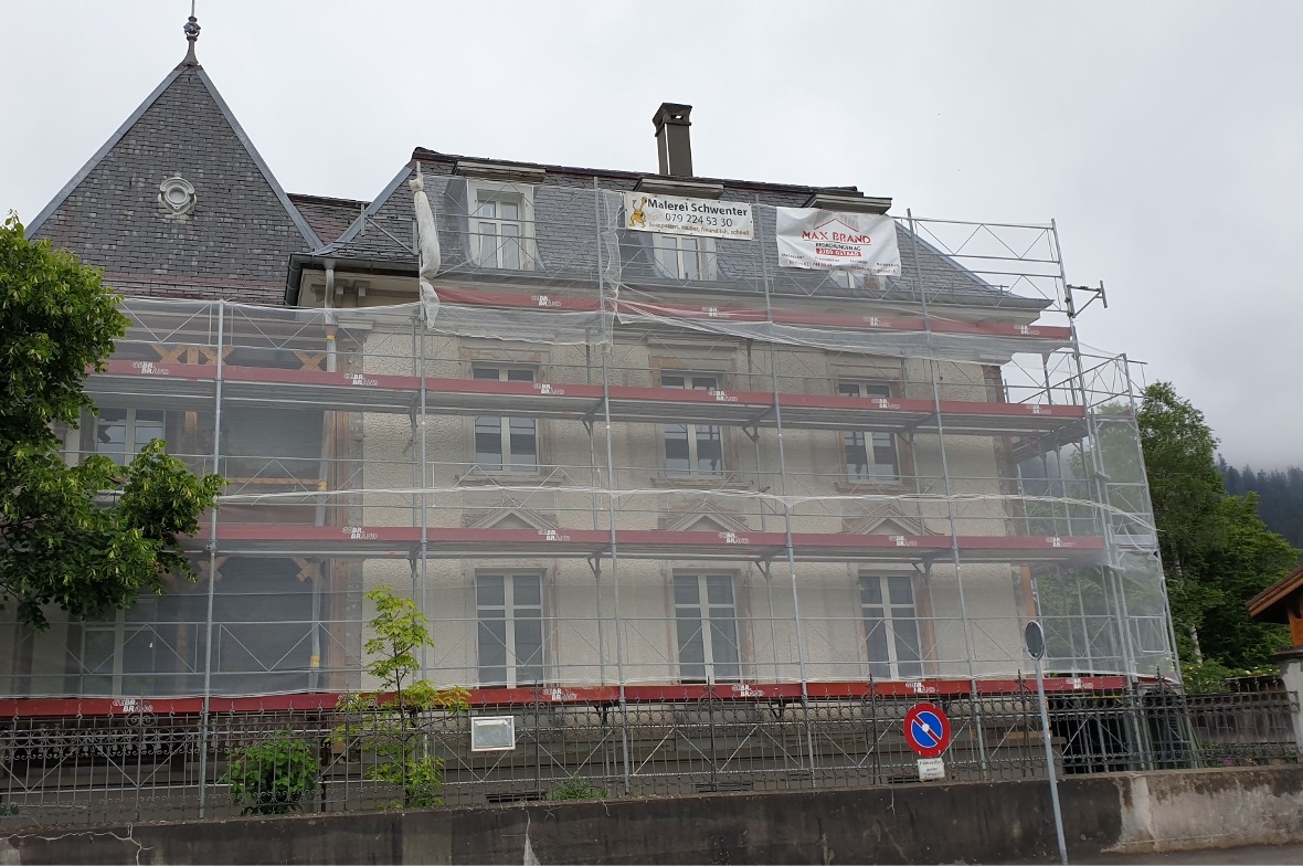 Noch sind die Büros des Sozialdienstes Obersimmental hinter einem Baugerüst vers...