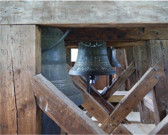 Noch warten die Glocken der St. Michaels-Kirche von Erlenbach auf die Reinigung und auf den Ersatz ihrer Klöppel.