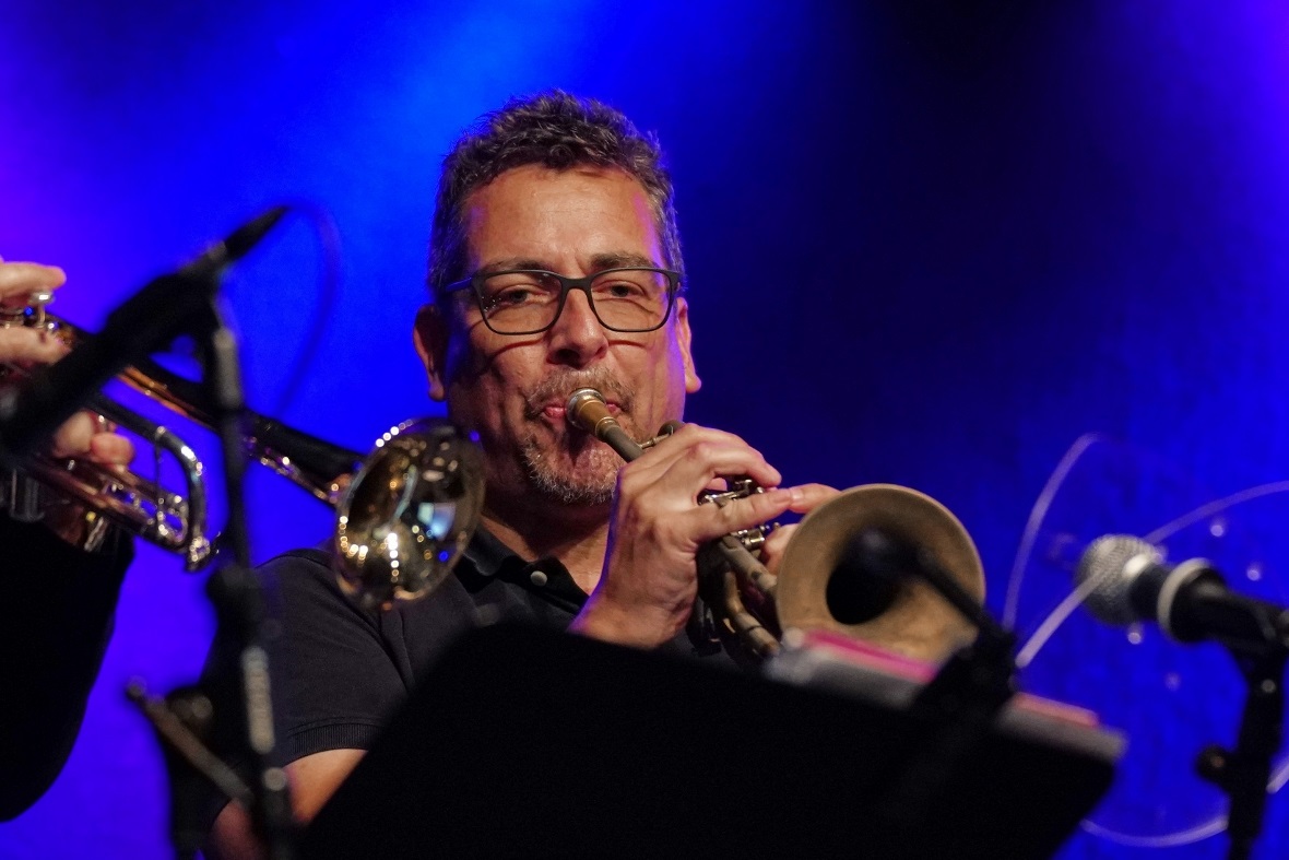 Nochmal als Gastmusiker aktiv: Andreas Beer auf der Bühne beim Konzert von Lilly...