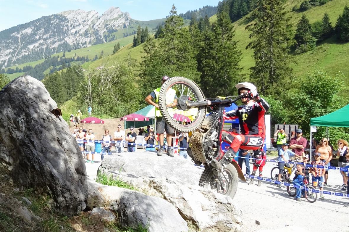 Noe Pretalli, die Nummer eins im Schweizer-Trialsport, zeigte eindrücklich, was mit einem Motorrad alles überwunden werden kann.