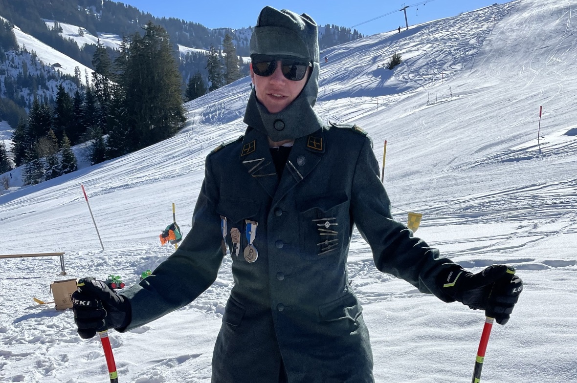 Noël ist bereit in der Militärkluft des Grossvaters.