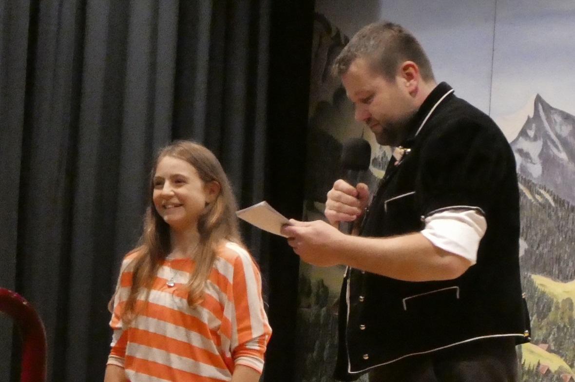 Noémie Wiedmer, 12-jährig und schon im Besitz einer Ehrenurkunde.