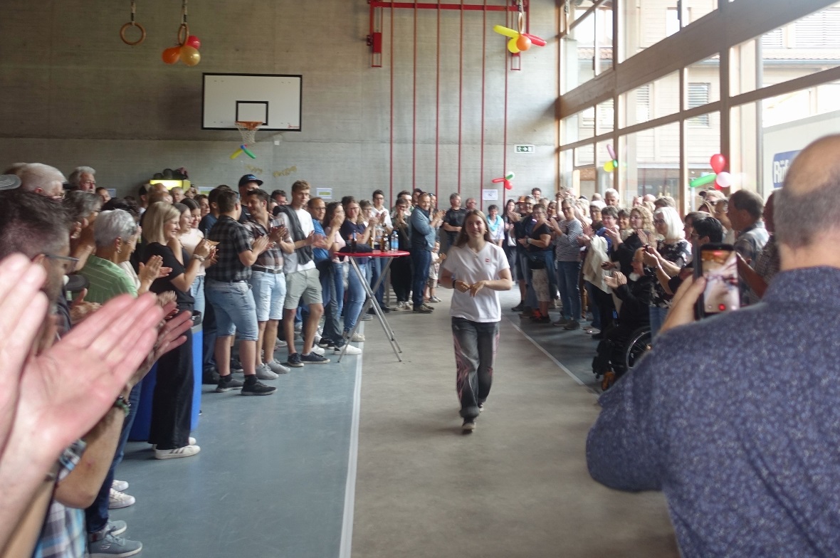 Noémie Wiedmer lief unter grossem Applaus in der Mehrzweckhalle Oey ein.