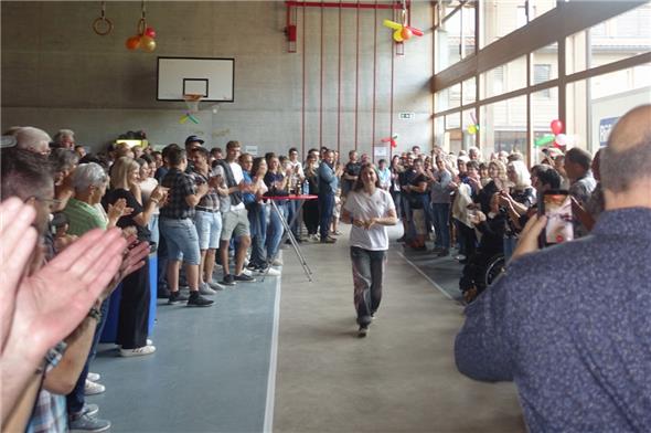 Noémie Wiedmer lief unter grossem Applaus in der Mehrzweckhalle Oey ein.