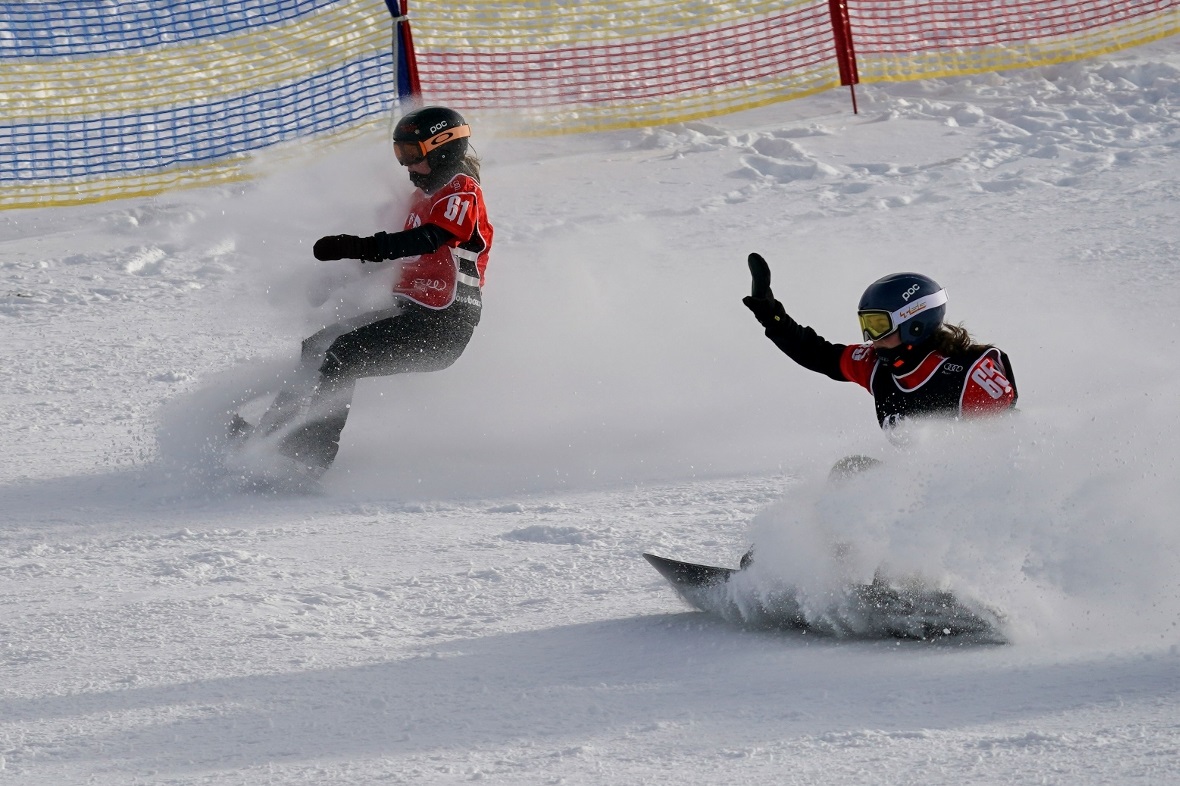Noémie Wiedmer (vorn) im Ziel.