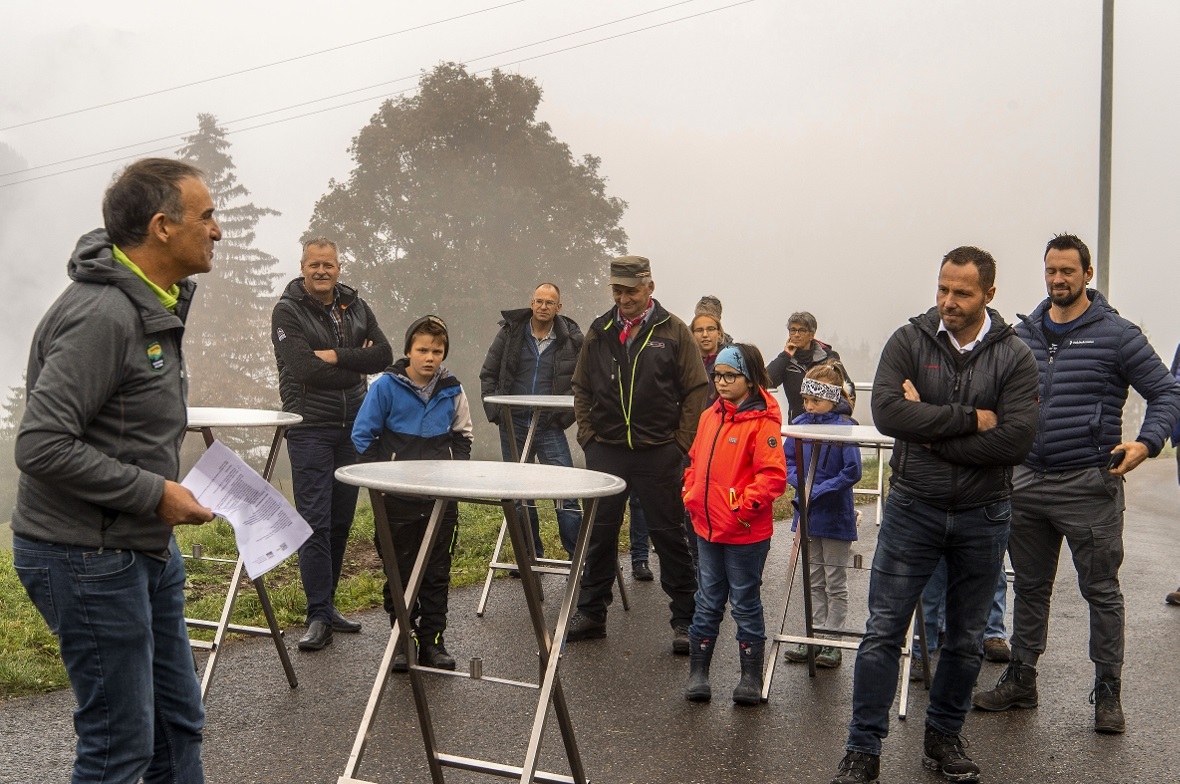 Norbert Schmid, (L) Geschaeftsfuehrer Naturpark Diemtigtal bei der Begruessung. ...