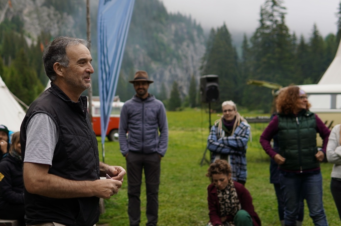 Norbert Schmid im Gespräch mit den Teilnehmern der Bulli-Karawane.
