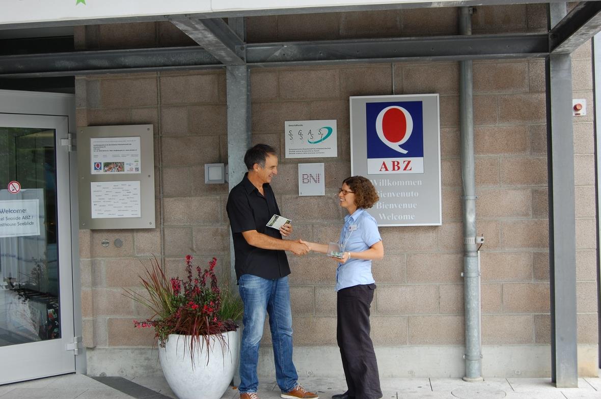 Norbert Schmid nahm die Spenden der ABZ-Kunden, überreicht von Corinne Spring, dankbar entgegen.