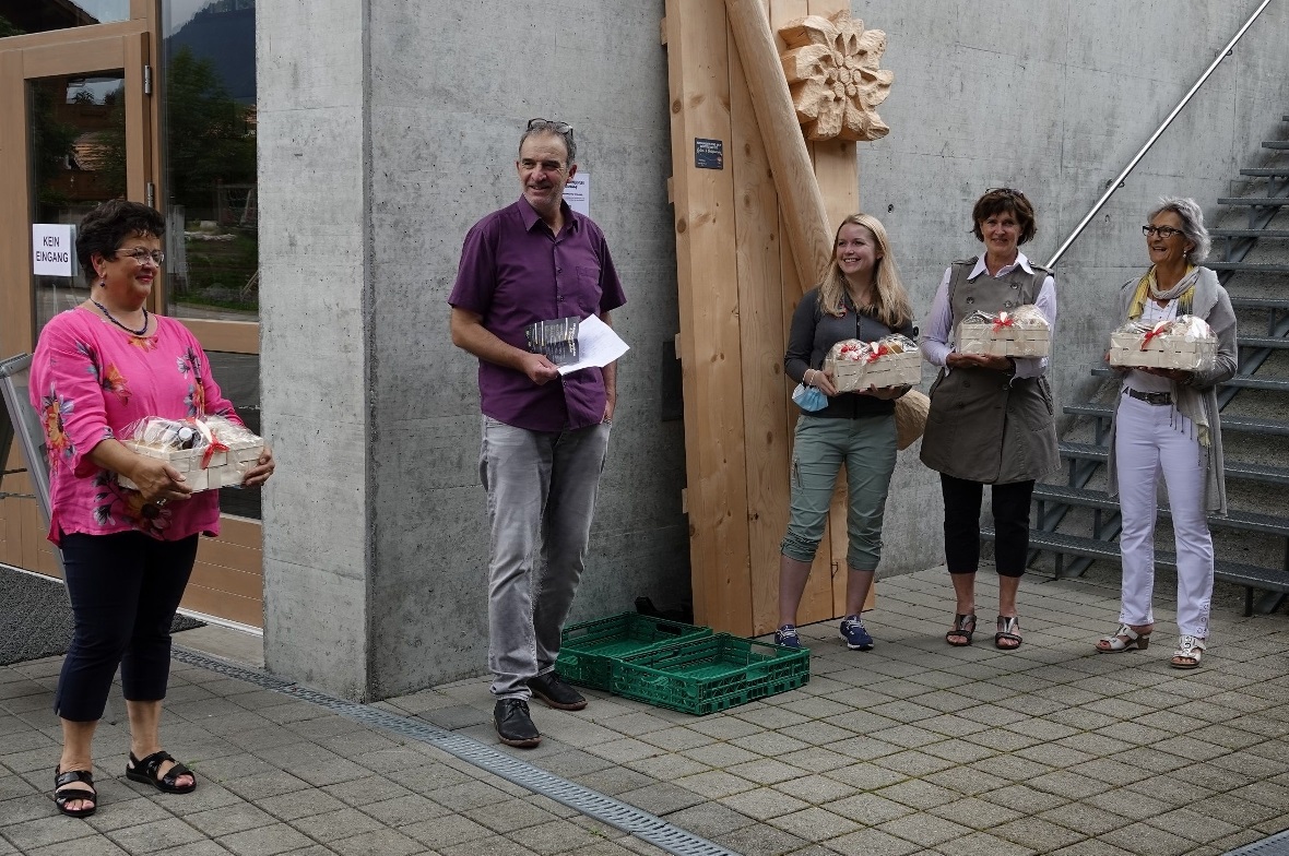Norbert Schmid überreichte dem neuen OK Hausgemachtes aus dem Diemtigtal (von links): Silvia von Allmen, Céline Perren, Annekäthi Klossner und Uschi Regez.