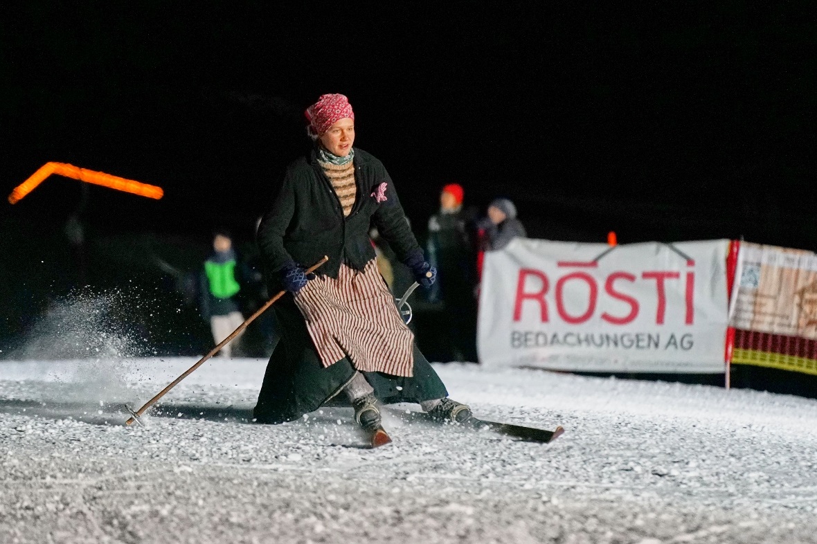 Nostalgie-Fahren: Nicht nur die Kleidung, auch die Skier sind ganz "wie damals".
