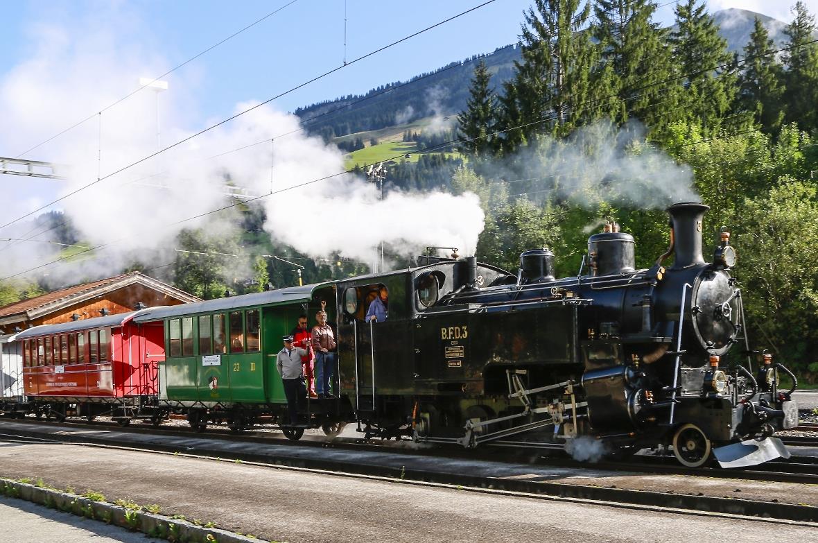 Nostalgiezug  im Bahnhof Lenk 2017
