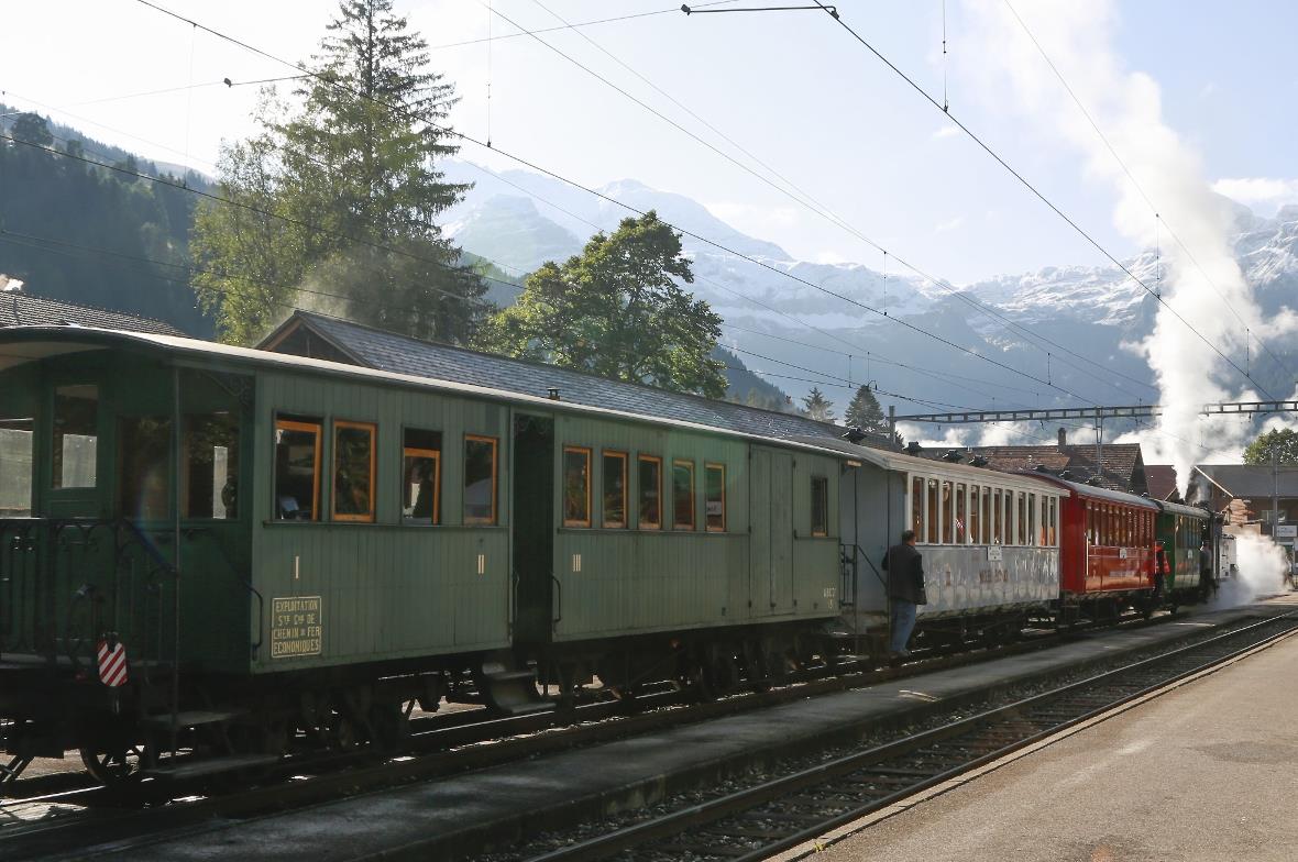 Nostalgiezug  im Bahnhof Lenk 2017