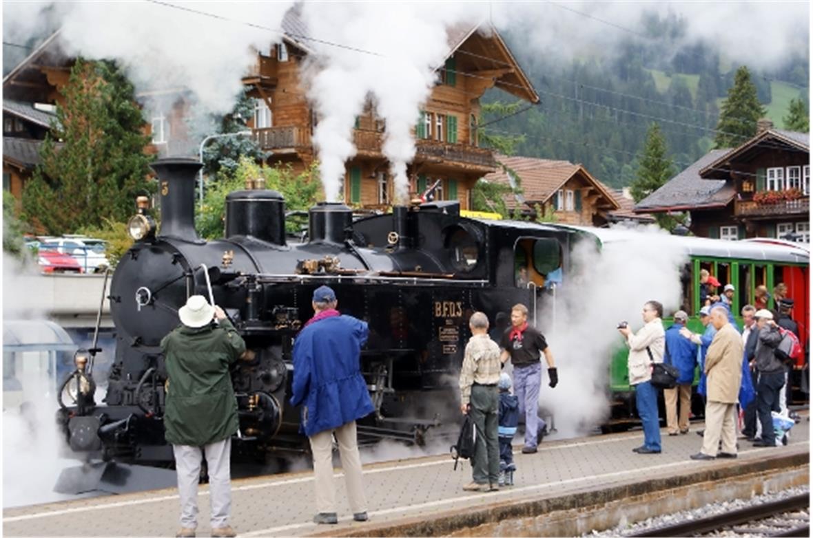 Nostalgischer Dampfzug von Zweisimmen (im Bild) nach Lenk mit direktem Postkutschenanschluss an den Lenkersee.
