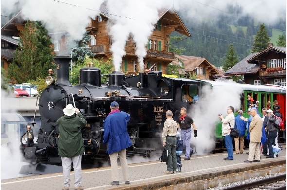 Nostalgischer Dampfzug von Zweisimmen (im Bild) nach Lenk mit direktem Postkutschenanschluss an den Lenkersee.