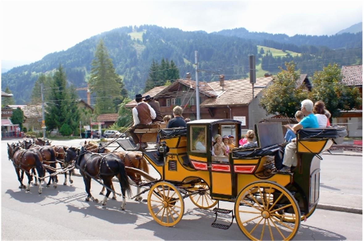 Nostalgischer Dampfzug von Zweisimmen (im Bild) nach Lenk mit direktem Postkutschenanschluss an den Lenkersee.