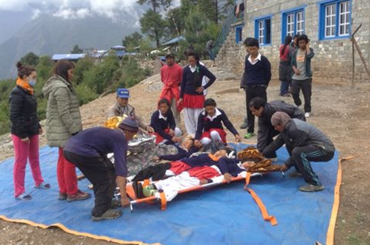 Notfallaufnahme verletzter Schülerinnen nach Erdbeben.