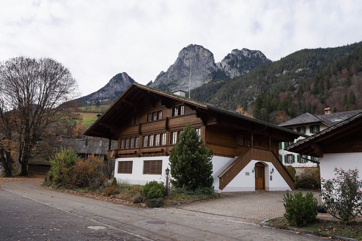 November 2023: «Er hat das Geld – und Boltigen das Desaster!» – Nachdem die ärztlichen Bewilligungen für Mohammed Al Saad widerrufen wurden, ist die Arztpraxis verwaist und die Gemeinde steht auch finanziell vor einem Scherbenhaufen.