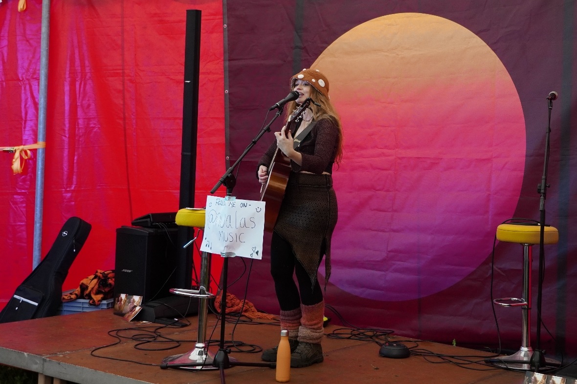 Nuala aus Grossbritannien begeisterte das Publikum im Zirkuszelt.