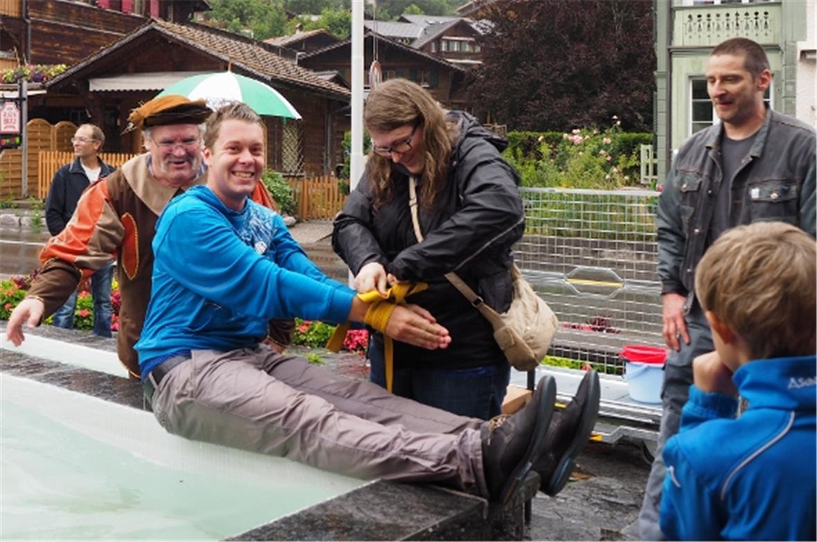 Nun ist die Taufe vorbei und Pascal wird entfesselt.