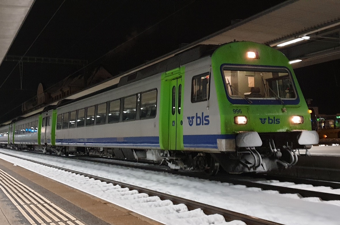 Letzte Fahrt des alten BLS-Rollmaterials im Simmental Nunmehr leer wartet die Komposition in Spiez für die Fahrt ins Depot zur Abstellung.