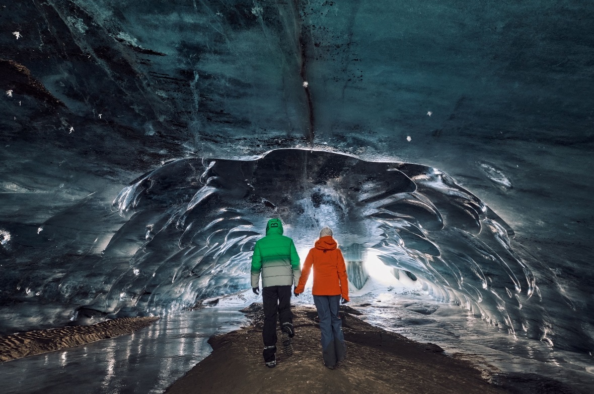 Eisgrotte ist eine neue Attraktion auf dem Glacier