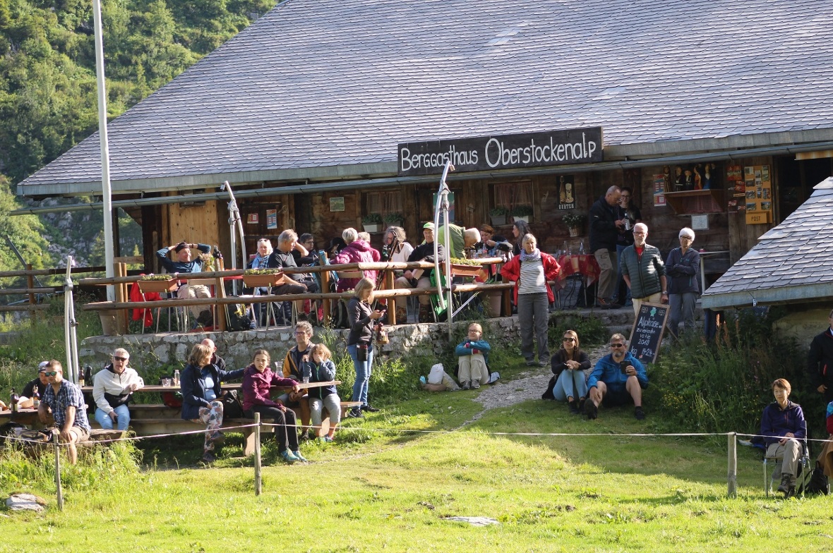 Nur ein Teil der weit über hundert Besucher des Alphorn-Konzerts hielt es auf den Stühlen vor dem Berggasthaus Oberstockenalp.