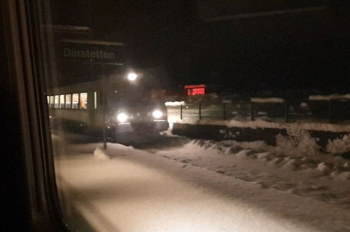 Nur ein verwischter Schemen im Fenster: Der Gegenzug, ebenfalls auf seiner letzt...