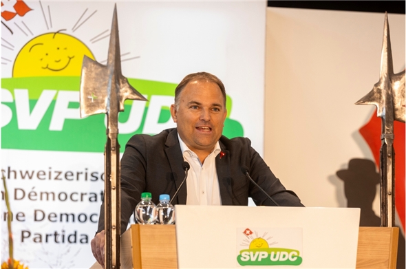 «Nur wird dieser EU-Vertrag viel weitreichendere Folgen für die Schweiz haben. Er wird uns nicht nur ein paar Milliarden kosten. Dieser Vertrag kostet uns unsere Selbstbestimmung und unsere direkte Demokratie. Wir verlieren alles, was die Schweiz ausmacht», liess Marcel Dettling, Parteipräsident SVP Schweiz wissen.