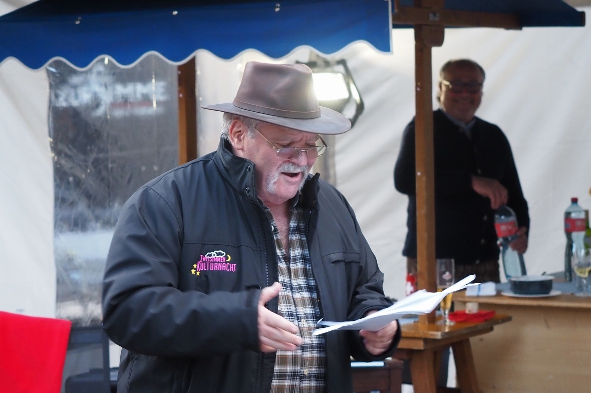 OK-Mitglied René Jaggi bei der Begrüssung der Besucher, Künstlerinnen und Künstl...