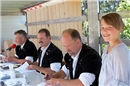 OK-Mitglieder, Res Brügger, Thomas Balmer und Arthur Hiltbrand mit Tochter Linda...