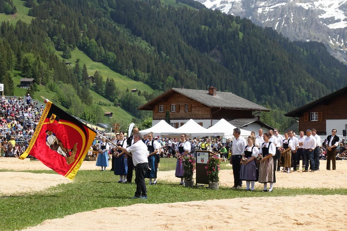 OK-Präsident Bärtel Moor übernahm die Verbandsfahne des Oberländischen Schwinger...