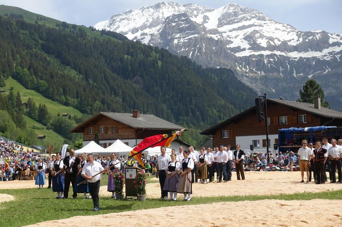 OK-Präsident Bärtel Moor übernahm die Verbandsfahne des Oberländischen Schwinger...