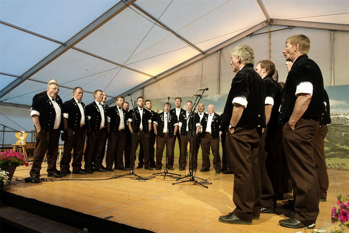 OK-Präsident Bärtel Moor (vorne links) liess es sich trotz immensem Pensum nicht...