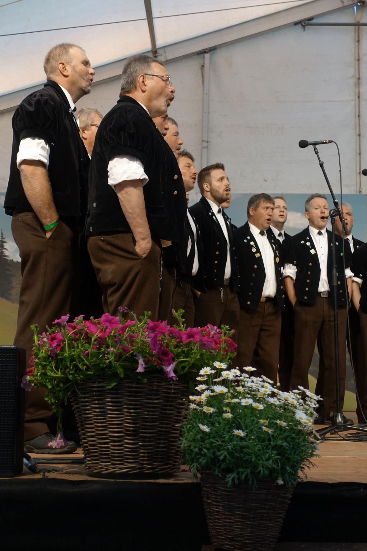 OK-Präsident Bärtel Moor (vorne links) liess es sich trotz immensem Pensum nicht...