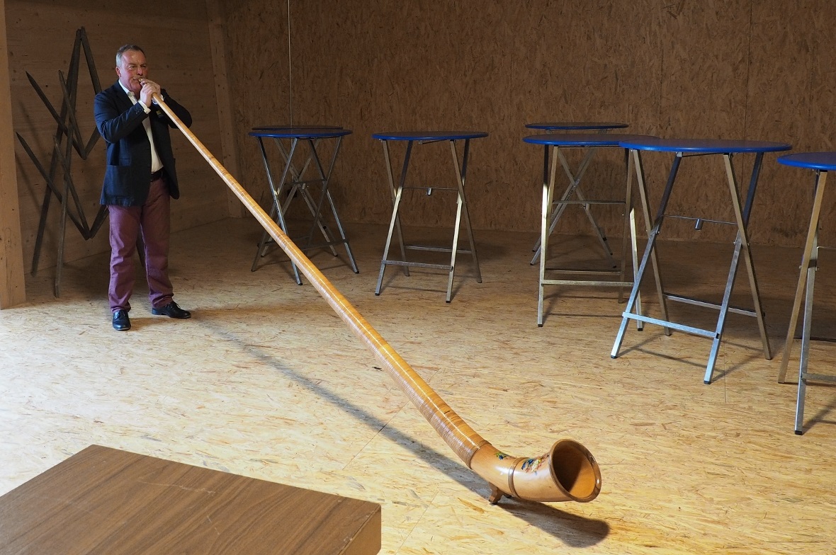 OK-Präsident Beat Salzmann begrüsste die Gäste mit traditionellen Klängen.