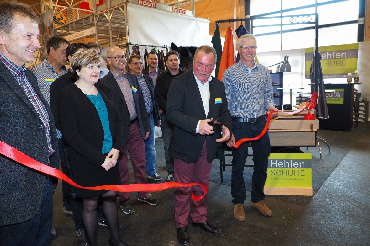 OK-Präsident Beat Salzmann durchschneidet das Band zur Eröffnung