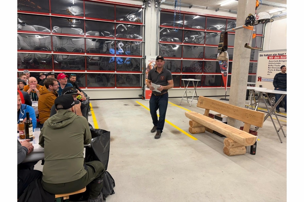 OK-Präsident Daniel Michel (Feuerwehr Saanen) führt souverän durch die Siegerehr...