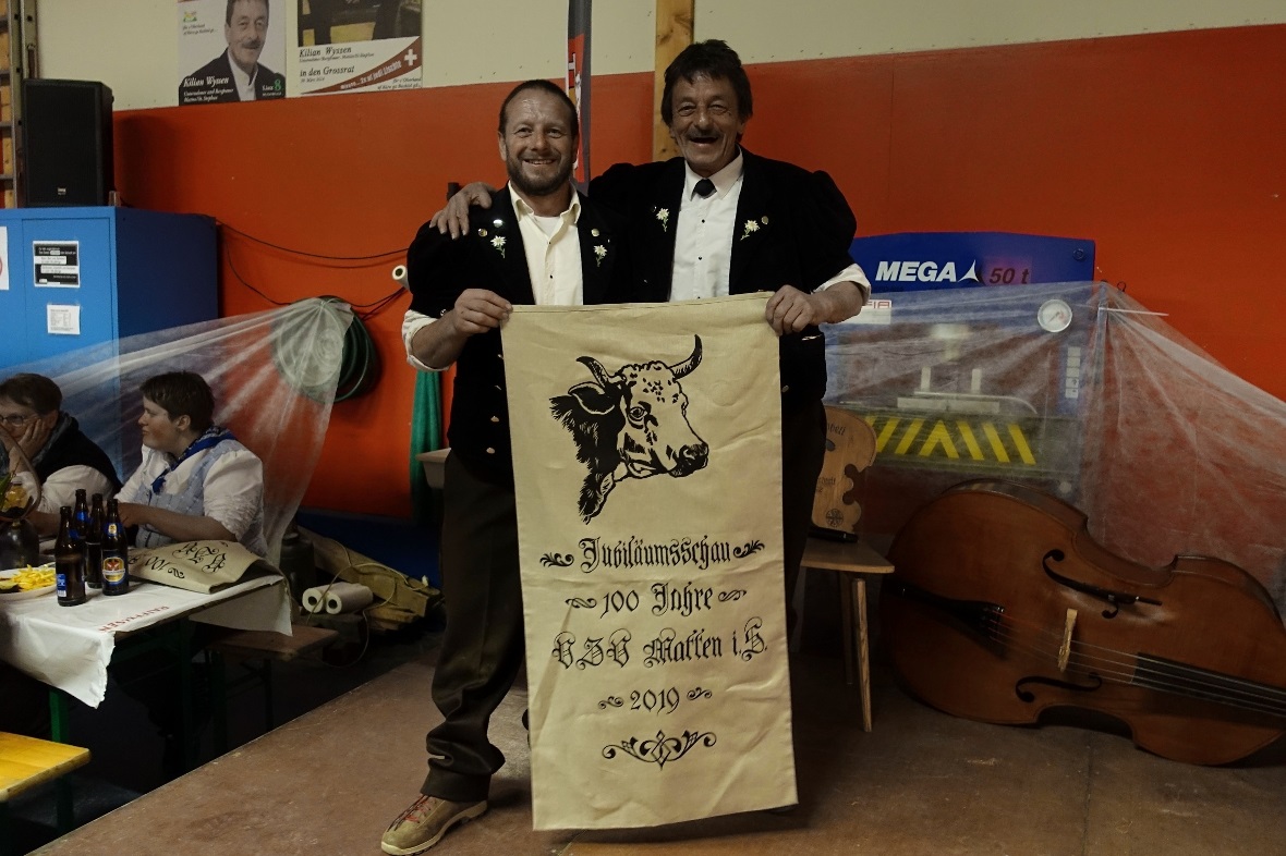 OK-Präsident Edwin Griessen bedankte sich bei Mitglied Kilian Wyssen für das in ...