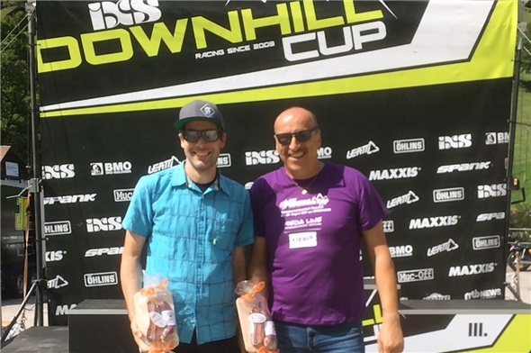 OK-Präsident Erich Klauwers (rechts) und Wettkampfleiter Res Steffen sorgten für ein super Rennen. Echt Naturpark Diemtigtal sind die köstlichen Preise mit Lokalprodukten.