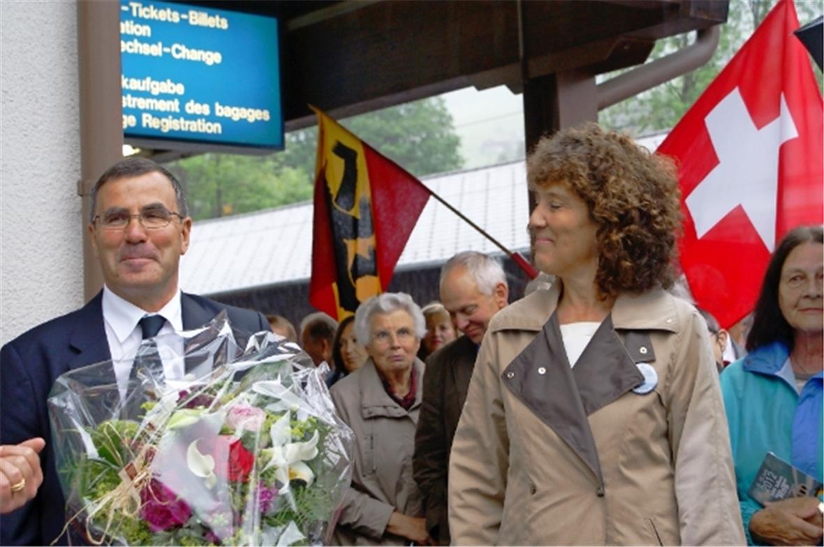 OK-Präsident Erwin Walker: Blumen für Regierungsrätin Barbara Egger-Jenzer