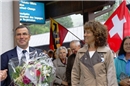 OK-Präsident Erwin Walker: Blumen für Regierungsrätin Barbara Egger-Jenzer