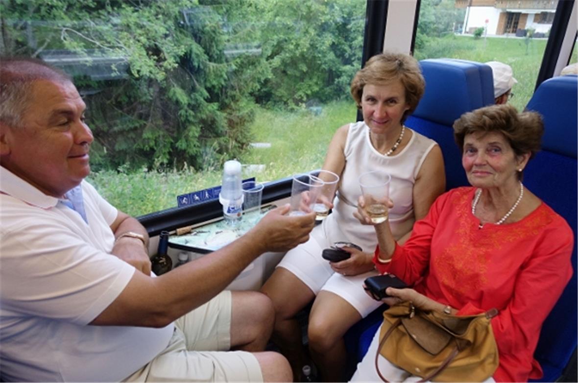 OK-Präsident Georg Nellen stiess mit seiner Frau Fabiola und Monika Fellrath auf...