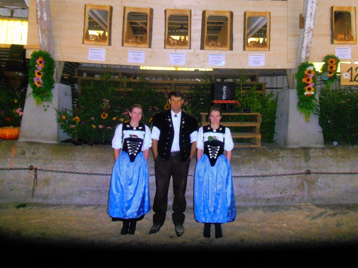 OK Präsident Markus Messerli flankiert von den Ehrendamen, die Schwestern Angela...