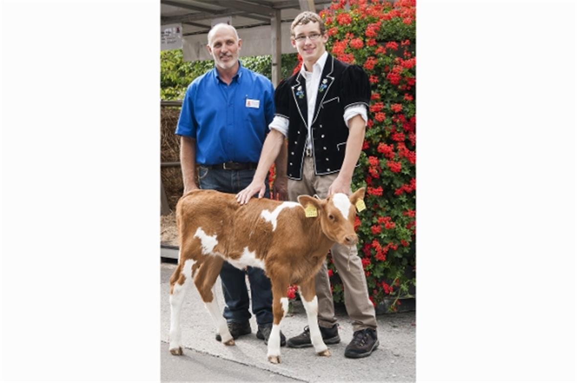 OK-Präsident Oberländisches Schwingfest 2014 Sigriswil Christian Kämpf mit Festsieger Peter Beer aus Bächlen im Diemtigtal und Siegerkalb Efeu.