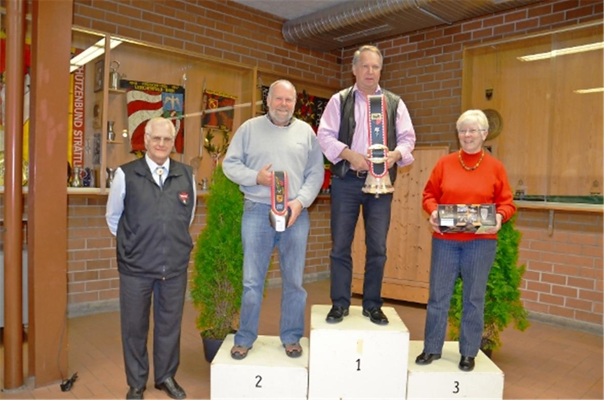OK-Präsident Peter Trauffer durfte nur einem Berner Oberländer zum Podestplatz gratulieren. Die Pistolenschützen über 25m von links Martin Münger, Zweisimmen (2.) Festsieger Klaus-Peter Jackél, Aeschi SO und Ursula Lutz, Aarau (3.) als einzige Dame unter den Preisgewinnern.