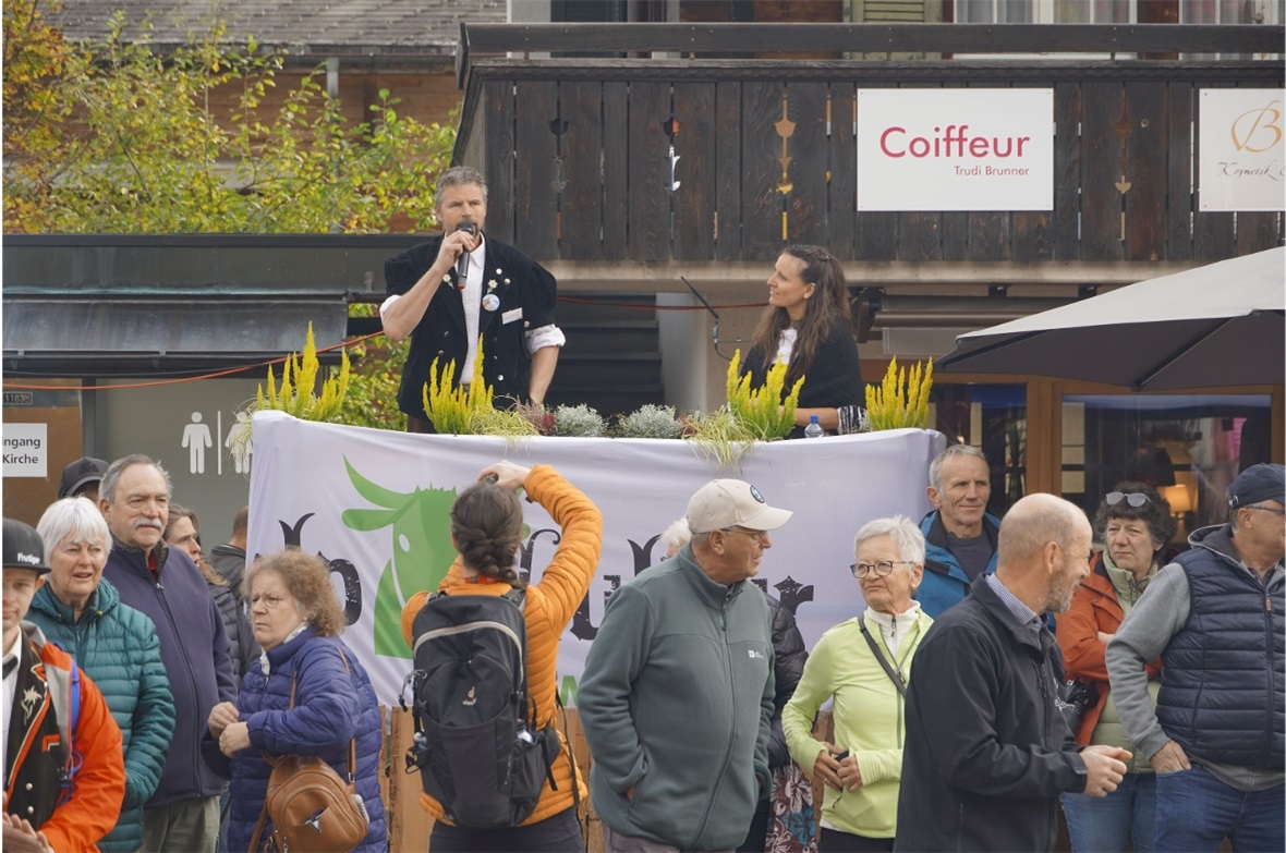 OK-Präsident Reinhold Trachsel moderierte das Fest, Mariana Borer übersetzte ins...